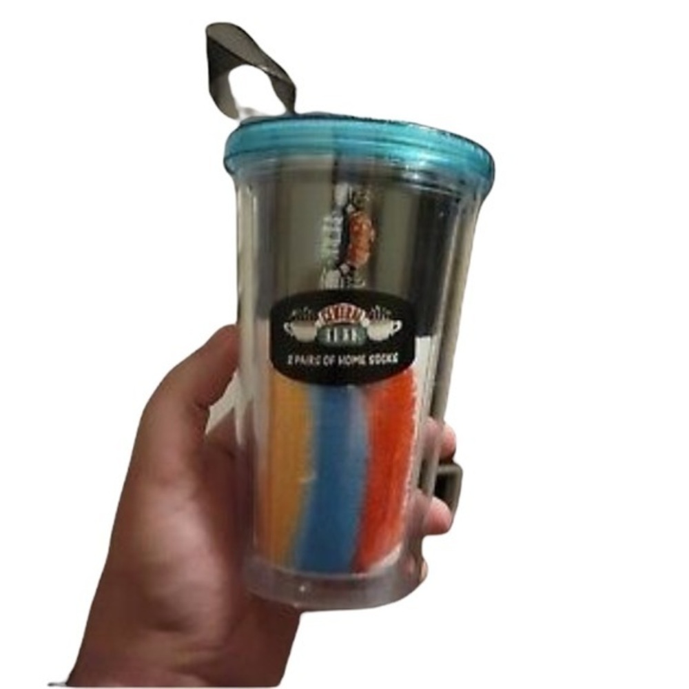 FRIENDS TV SHOW CENTRAL PERK TUMBLER WITH STRAW AND TWO PAIRS OF EXCLUSIVE SOCKS